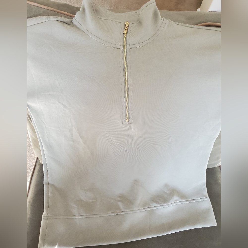 BRAND NEW- Belle by Kim Gravel ScubaLuxe On the Go Half Zip Top